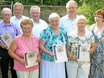 Die Geehrten: Oskar Müller (30 Jahre), Bürgermeister Werner Diersch, Anni Opel (25 Jahre), Klaus Zahner (für Frau Heidemarie, 20 Jahre), Maria Vogel (25 Jahre), Pfarrer Peter Ahrens, Gisela Friede (20 Jahre), Margitt Weinlein. Fotos: Dieter Hübner