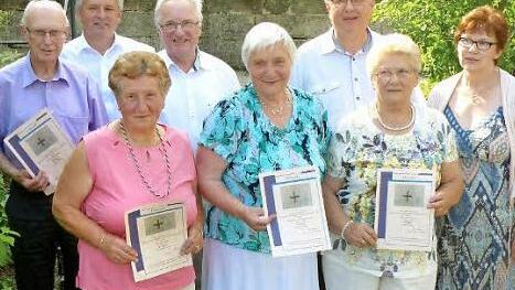 Die Geehrten: Oskar Müller (30 Jahre), Bürgermeister Werner Diersch, Anni Opel (25 Jahre), Klaus Zahner (für Frau Heidemarie, 20 Jahre), Maria Vogel (25 Jahre), Pfarrer Peter Ahrens, Gisela Friede (20 Jahre), Margitt Weinlein. Fotos: Dieter Hübner