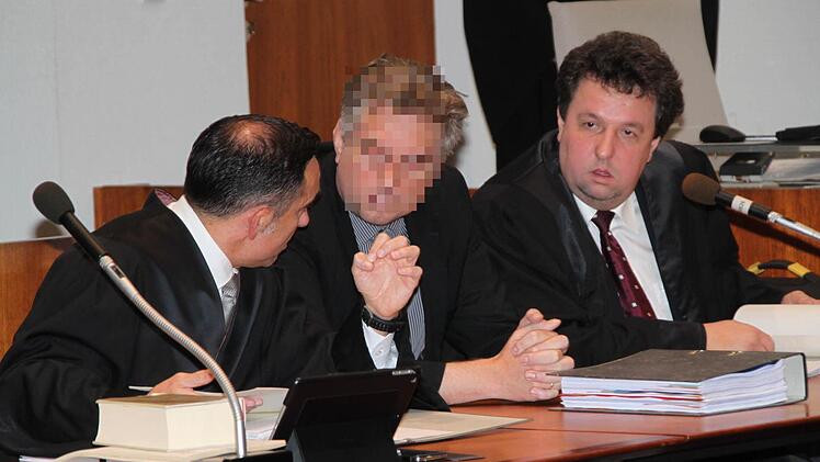 Im Prozess gegen den wegen schweren Betrugs angeklagten Ex-Anwalt aus Kulmbach hatte am Montag dessen Verteidiger Stephan Scherdel aus Selb (rechts) seinen großen Auftritt. Er stellte sechs Beweisanträge, die den Nachweis führen sollen, dass der Angeklagte selbst getäuscht worden ist. Also der betrogene Betrüger. Links der zweite Verteidiger, Rechtsanwalt Walter Bagnoli aus Hof.  Foto: Stephan Tiroch