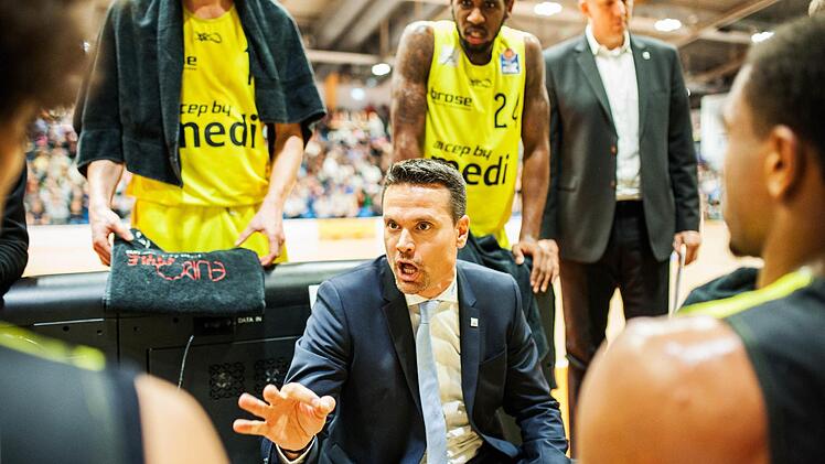 Bayreuths Trainer Raoul Korner schwört seine Mansnchaft in einer Auszeit ein. Foto: Christoph Worsch