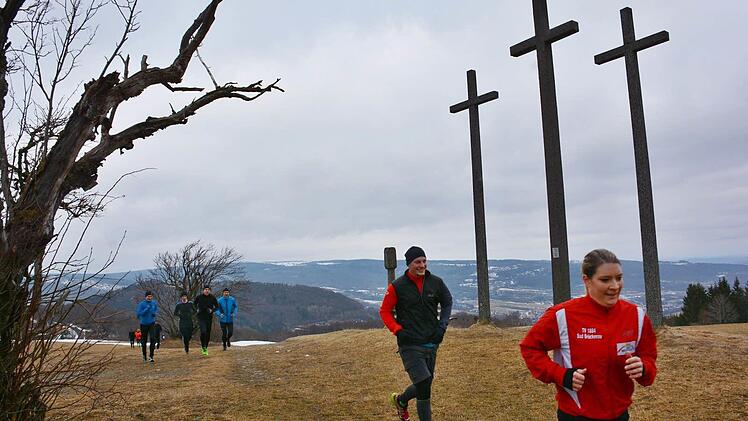 Ganz schön außer Puste waren die Läuferinnen und Läufer, als sie beim Testlauf an den drei Kreuzen auf dem Kreuzberg ankamen.  Foto: Hanns Friedrich