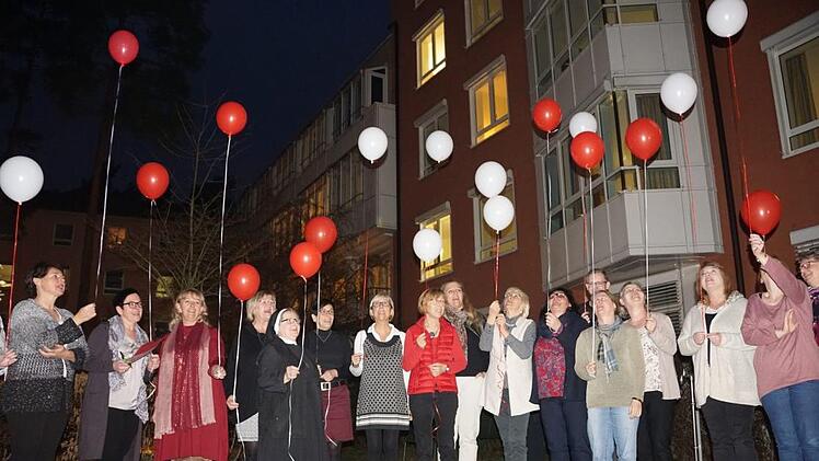 Die Mitarbeiter des Pflegezentrums St. Elisabeth lassen im Patientengarten des Malteser Waldkrankenhauses Erlangen Luftballons mit ihren W&uuml;nschen in den Abendhimmel steigen. Pascale Ferry