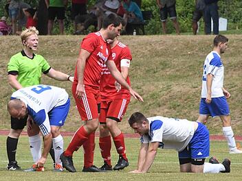 Der Eindruck aus dem Hinspiel t&auml;uscht: Keinesfalls will der FC 06 Bad Kissingen um (von links) Christian Laus und Ruslan Zhyvka den "Diener" machen vor dem Spiel bei Tabellenf&uuml;hrer FT Schweinfurt, auch wenn der erste Vergleich mit 1:4 verloren ging.Hopf