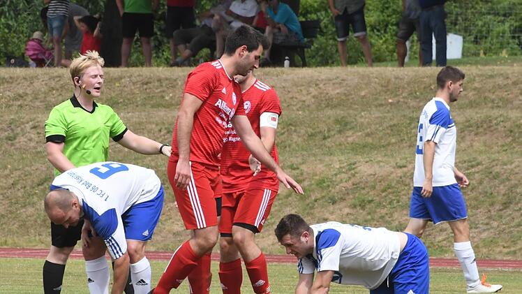 Der Eindruck aus dem Hinspiel t&auml;uscht: Keinesfalls will der FC 06 Bad Kissingen um (von links) Christian Laus und Ruslan Zhyvka den "Diener" machen vor dem Spiel bei Tabellenf&uuml;hrer FT Schweinfurt, auch wenn der erste Vergleich mit 1:4 verloren ging.Hopf