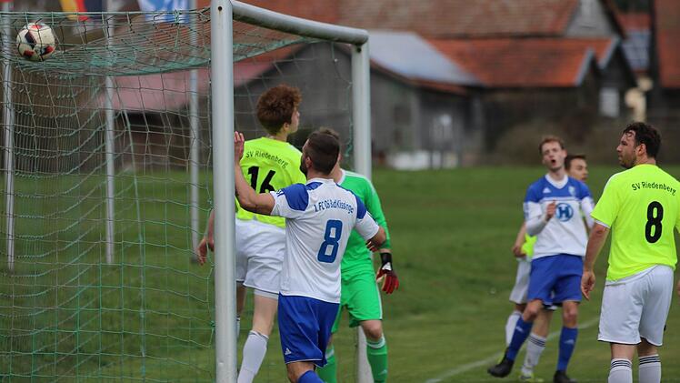 Da zappelt der Ball trotz aller Abwehrmühen im Netz des Bezirksligisten SV Riedenberg. Die Gegner vom  FC 06 freut das natürlich.S. Schmitt