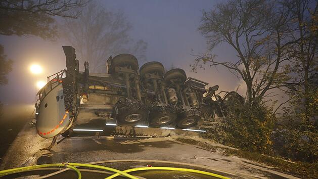 Der Milchtransporter kam aufs Bankett ab, geriet ins Schleudern und landete schlie&szlig;lich an einem Baum. Foto: Danny Jodts/zema-medien.de/dpa
