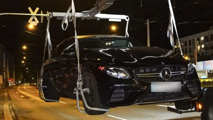 In Würzburg in Unterfranken hat ein Auto eine Fußgängerin erfasst. Foto: Höfig/News5