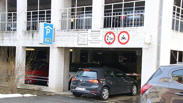 Tiefgarage und Parkhäuser sollen für E-Autos und Hybridfahrzeuge gesperrt werden, Grund war ein Fahrzeugbrand.