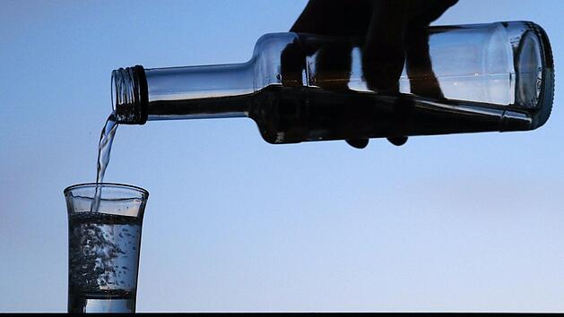 Trinkt man Alkohol, weiten sich die Blutgef&auml;&szlig;e und der K&ouml;rper f&uuml;hlt sich kurzzeitig warm an.