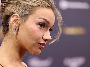 Shirin David Shirin David wurde in der Obhut ihrer alleinerziehenden Mutter groß.