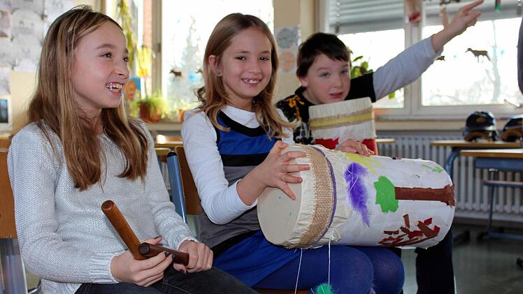 Mit ihren Percussion-Instrumenten warten die Neunjährigen Finn und Daria auf ihren Einsatz.