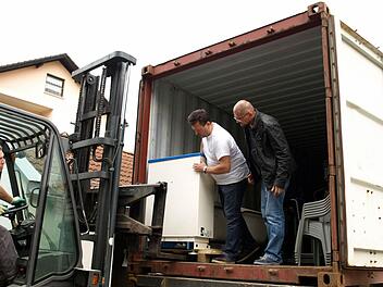 Die medizinische Badewanne konnte nur dank der Nachbarschaftshilfe eines Sägewerks verladen werden. Links auf dem Lastwagen steht Bernhard Müller, rechts Uwe Franz. Fotos: Susanne Deuerling