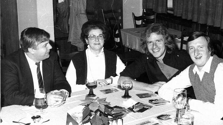Abendessen mit den "Supernasen" in der Kulmbacher "Stadtschänke" - von rechts: Mike Krüger, Thomas Gottschalk, seine Mutter Rutila (†) und der damalige Landtagsabgeordnete Herbert Hofmann (†). Foto: privat