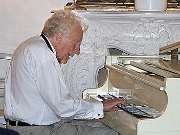 Johann Gottlob von Wrochem spielt mit großer Freude im Mitwitzer Wasserschloss. Foto: Mariell Dörrschmidt