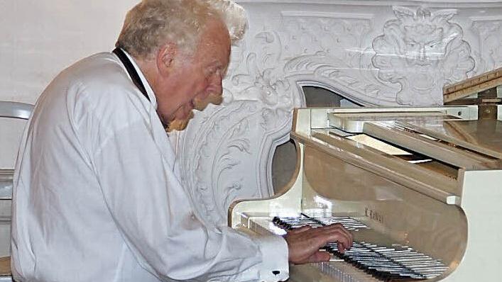 Johann Gottlob von Wrochem spielt mit großer Freude im Mitwitzer Wasserschloss. Foto: Mariell Dörrschmidt