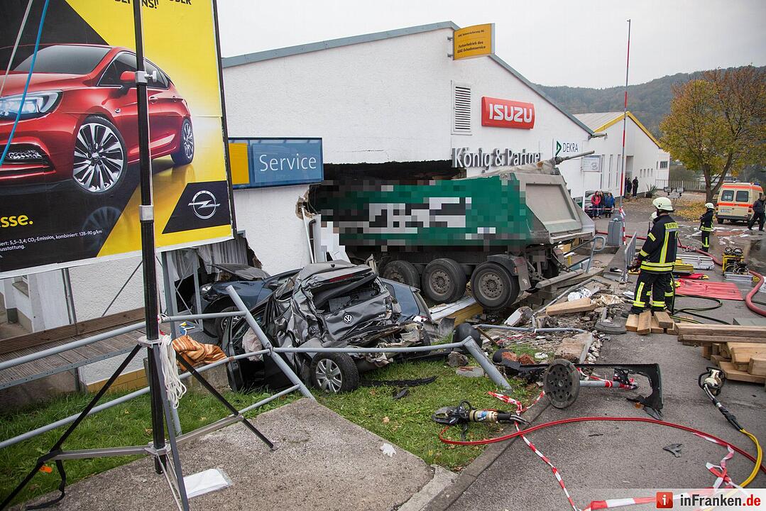 Lkw kracht in Autohaus bei Meiningen - 1 Toter und mehrere Verletzte