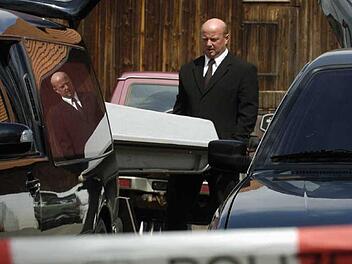 Abtransport der Leiche. Das Archivfoto aus einer bayerischen Gemeinde steht symbolhaft für die Abgründigkeit auch des ganz normalen Bürgers. Kaum eine Woche, in der wir nicht von Mordfällen aus dem herkömmlichen Alltag erfahren müssen. Neil LaButes Stück blickt in die Gesichter "ganz normaler" Bürger, die zu Mördern wurden.  Foto: Armin Weigel dpa/lby