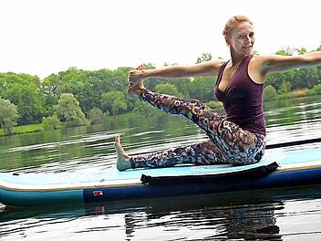 Christina Hahn während einer Yogaübung auf dem Riedsee in Bad Staffelstein, wo sie ihr Wissen ab kommender Woche weitergibt.  Foto: Andreas Schmitt