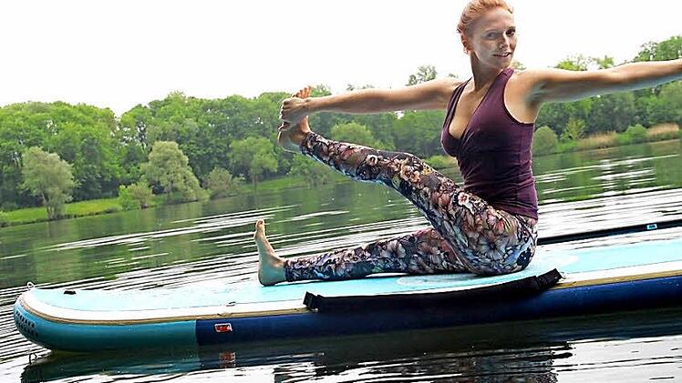 Christina Hahn während einer Yogaübung auf dem Riedsee in Bad Staffelstein, wo sie ihr Wissen ab kommender Woche weitergibt.  Foto: Andreas Schmitt