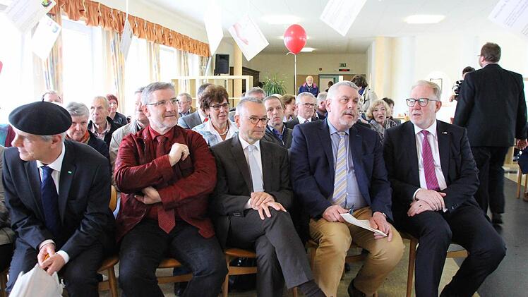 Ehrengäste: Wegen des Wetters wurden die Reden im Saal gehalten. Foto: Simone Bastian