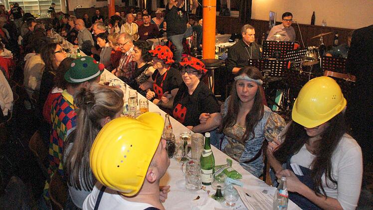 Bei der Schunkelrunde machten alle mit. Foto: Joseph Beck