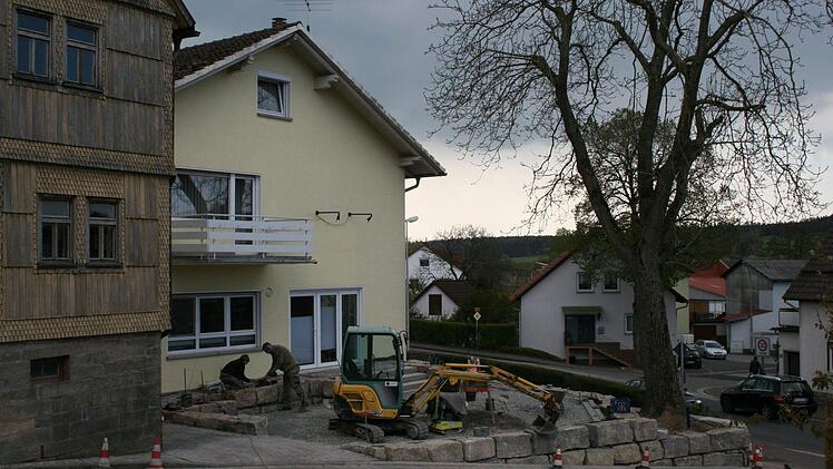 Eine gute Entscheidung war es, ,,Die Böll" zu sanieren. Geroda hat jetzt zwei gut gehende Gasthäuser. Die Arbeiten am Biergarten "Der Böll" sind voll im Gange. Foto: Gabriele Sell
