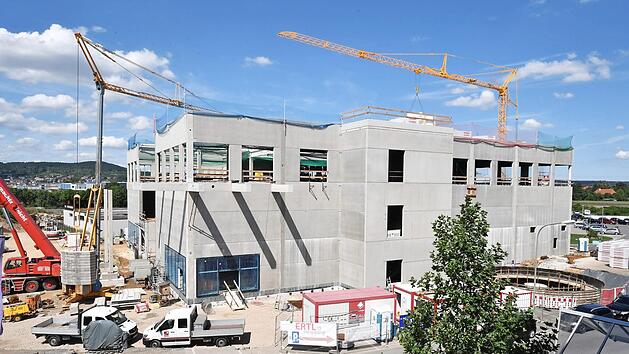 Rohbau f&uuml;rs Fachmarktzentrum, der Sportartikler Decathlon will am Standort Hallstadt noch in diesem Jahr er&ouml;ffnen. Fotos: Ronald Rinklef