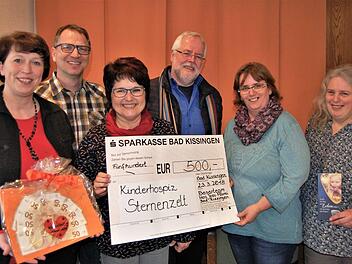 Die Organisatorinnen der Kinderkleider- und Spielzeugbasare überreichten ihre Spende von 500 Euro an Vertreter des Vereins Kinderhospiz Sternenzelt Mainfranken; (von links) Iris Lömmer, Ehe- und Familienberater Bernd Keller, Monika und Bernhard Elsesser (Sternenzelt Mainfranken), Conny Dittrich und Monika Bohatsch.Sigismund von Dobschütz