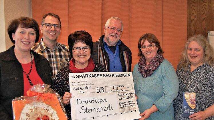 Die Organisatorinnen der Kinderkleider- und Spielzeugbasare überreichten ihre Spende von 500 Euro an Vertreter des Vereins Kinderhospiz Sternenzelt Mainfranken; (von links) Iris Lömmer, Ehe- und Familienberater Bernd Keller, Monika und Bernhard Elsesser (Sternenzelt Mainfranken), Conny Dittrich und Monika Bohatsch.Sigismund von Dobschütz