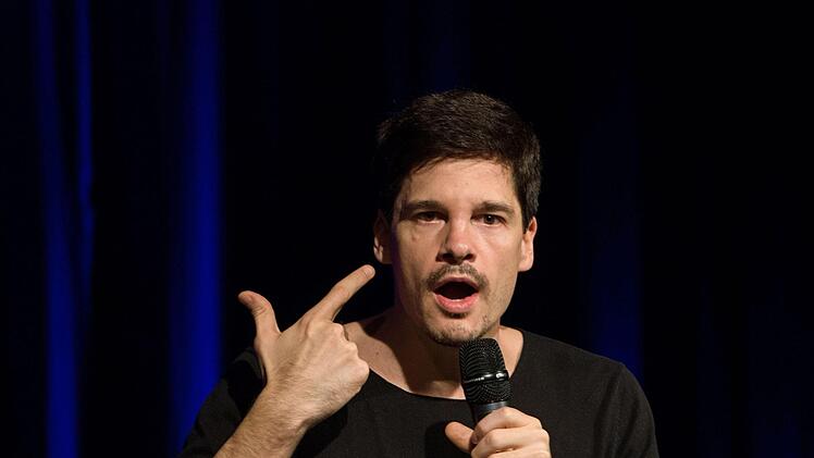 Erheiternder Blick in den Spiegel: Alain Frei gastierte erstmals in Coburg.Foto: Jochen Berger