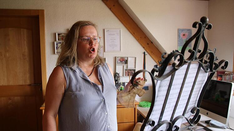 Kantorei-Sängerin Kerstin Weber übt anhand der Online-Dateien zu Hause: "Es ist nicht dasselbe, aber besser als nichts ."Dagmar Besand