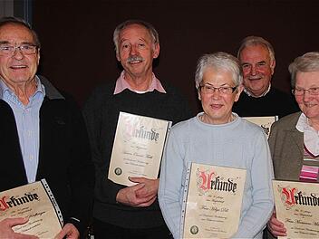 Geehrt wurden langjährige Mitgliedschaften: Josef Dörflinger (von links) gehört dem Rhönklub-Zweigverein Bad Brückenau seit 50 Jahren an, Oswald Türbl seit 40 Jahren sowie seit 30 Jahren Helga Dill, Marianne Müller und Walter Grünewald (hinten). Foto: Gerd Schaar
