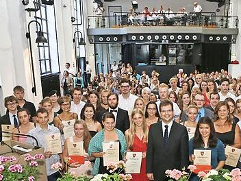 Stolz präsentieren die Jahrgangsbesten ihre Urkunden. Mittendrin Bürgermeister Christian Lange.  Foto: Barbara Herbst