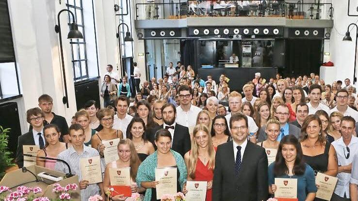 Stolz präsentieren die Jahrgangsbesten ihre Urkunden. Mittendrin Bürgermeister Christian Lange.  Foto: Barbara Herbst