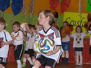 Die "Minis" thematisierten die WM 2014 mit ihrem Tanz: "So sehen Sieger aus ....." Fotos: Helmut Kistner