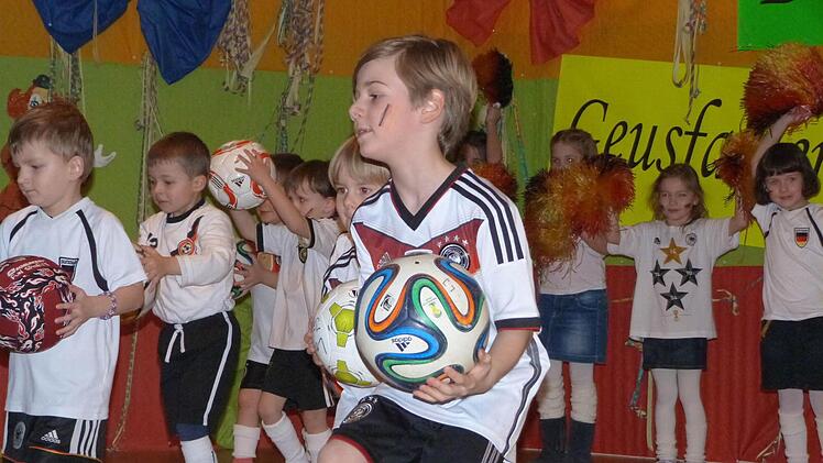 Die "Minis" thematisierten die WM 2014 mit ihrem Tanz: "So sehen Sieger aus ....." Fotos: Helmut Kistner