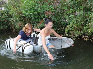 Das Team Frauenpower: Nicole Menzel und Sarah Küchler zeigten es den Jungs. Ohne nass zu werden, ruderten sie im Sautrog über den Feuerlöschgraben von Bischwind.  Foto: Michael Stelzner