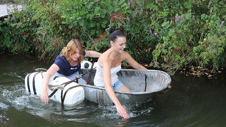 Das Team Frauenpower: Nicole Menzel und Sarah Küchler zeigten es den Jungs. Ohne nass zu werden, ruderten sie im Sautrog über den Feuerlöschgraben von Bischwind.  Foto: Michael Stelzner