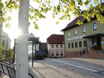 Das seit Jahren geschlossene Gasthaus "Zum Schwarzen Adler" am Lindenrainplatz in Gauaschach öffnet seine Tür für eine Bürgerversammlung über die weitere Zukunft der Immobilie. Foto: Arkadius Guzy