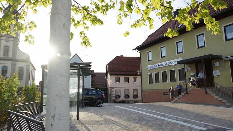 Das seit Jahren geschlossene Gasthaus "Zum Schwarzen Adler" am Lindenrainplatz in Gauaschach öffnet seine Tür für eine Bürgerversammlung über die weitere Zukunft der Immobilie. Foto: Arkadius Guzy
