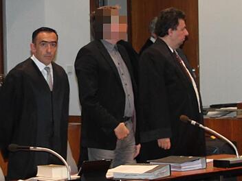 Hat seine Prozesstaktik geändert: Der wegen schweren Betrugs angeklagte Ex-Rechtsanwalt aus Kulmbach - hier zusammen mit seinen beiden Verteidigern Walter Bagnoli und Stephan Scherdel (rechts) - bekennt sich ein bisschen schuldig. Ein umfassendes Geständnis hört sich anders an. Foto: Stephan Tiroch
