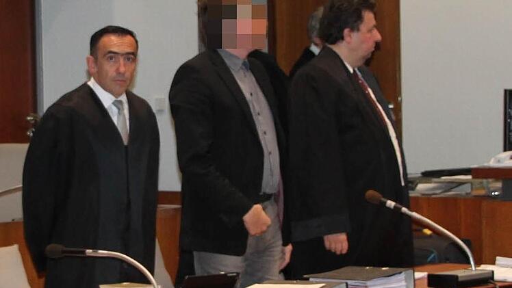 Hat seine Prozesstaktik geändert: Der wegen schweren Betrugs angeklagte Ex-Rechtsanwalt aus Kulmbach - hier zusammen mit seinen beiden Verteidigern Walter Bagnoli und Stephan Scherdel (rechts) - bekennt sich ein bisschen schuldig. Ein umfassendes Geständnis hört sich anders an. Foto: Stephan Tiroch