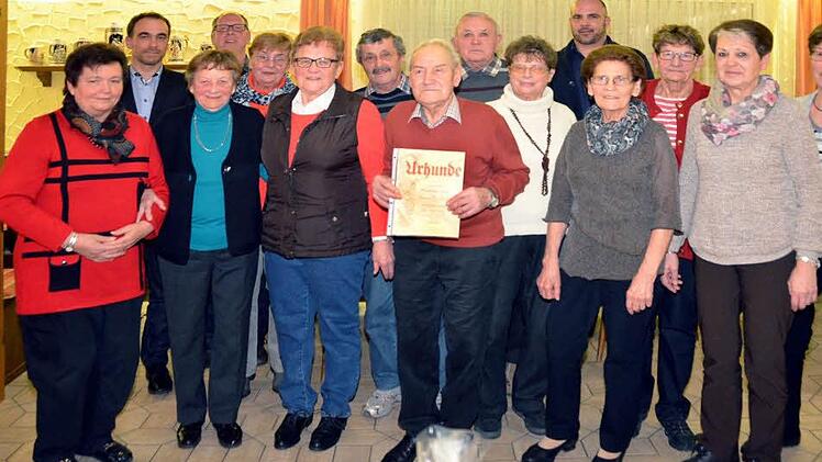 Exakt 20 Mitglieder des TSV Arnshausen standen zur Ehrung für 25-, 40-, 50- und-60-jährige Mitgliedschaft im Verein an. Hinten links der frisch gewählte Vorsitzende, Holger Schmitt. Foto: Peter Rauch