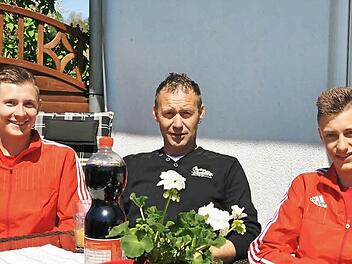 René, Vater Klaus und Pascal Krügel bei der Vorbesprechung des inFranken-Kicks  Foto: Hühnlein