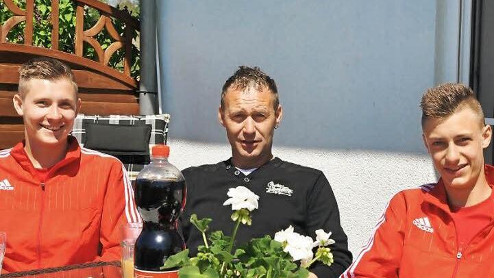 René, Vater Klaus und Pascal Krügel bei der Vorbesprechung des inFranken-Kicks  Foto: Hühnlein