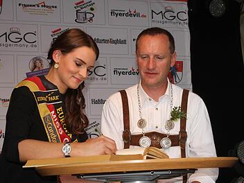 Ganz dem Protokoll entsprechend trug sich "Miss Germany" Lena Bröder bei den Biertagen ins "Goldene Buch" der Stadt Eltmann ein, rechts Bürgermeister Michael Ziegler. Fotos: Günther Geiling