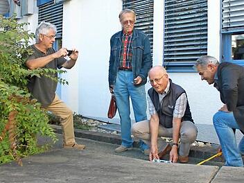 Vermessungen vor dem Rathaus: Christoph Volkmar, Eckhart Hanebuth und Reimer Hamm (v. l.) messen die Steigung der Rampe am Rathaus. Mit dabei Bürgermeister Ludwig Nagel Foto: Ruth Kaiser