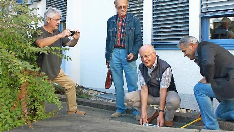 Vermessungen vor dem Rathaus: Christoph Volkmar, Eckhart Hanebuth und Reimer Hamm (v. l.) messen die Steigung der Rampe am Rathaus. Mit dabei Bürgermeister Ludwig Nagel Foto: Ruth Kaiser