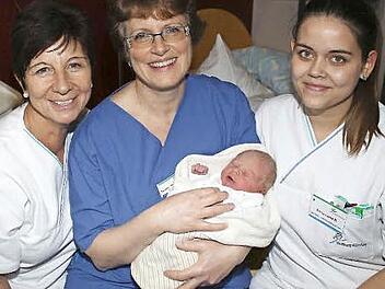 Am Neujahrstag um 6.03 Uhr wurde Danny als erster Haßberge-Bürger 2017 geboren. Über ihn freut sich die leitende Hebamme Birgitta Wohner-Finger (Mitte) sowie Krankenschwester Luitgard Hümpfner (links) und Krankenpflegeschülerin Anna-Lena Krines. Dannys Eltern wollten nicht mit auf das Bild. Foto: Ralf Naumann