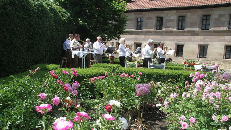 Duftende Pfingstrosen, riesige lilafarbene Allium-Blüten und natürlich jede Menge zart-duftender Rosen bildeten die Kulisse für die Feierlichkeiten von Baron Karl-Ludwig Freiherr von Künßberg.  Foto: Sonny Adam